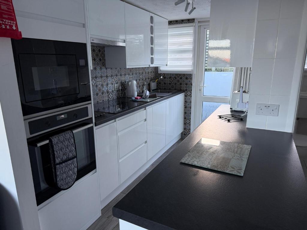 Modern fitted kitchen at Retreat92